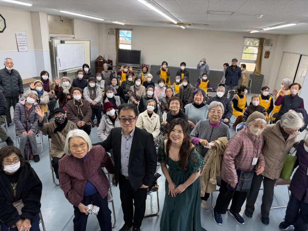 八卷夫妻と観客たちで記念撮影