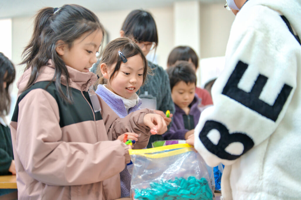 好きな色の風船を選ぶ子どもたち