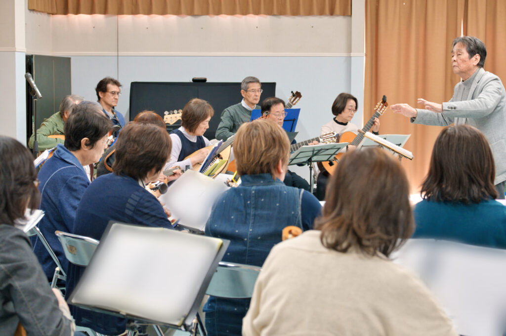 指揮に合わせ演奏するアンサンブルの方々