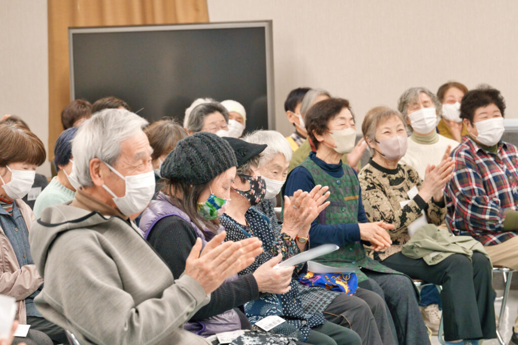 拍手をする会員たち