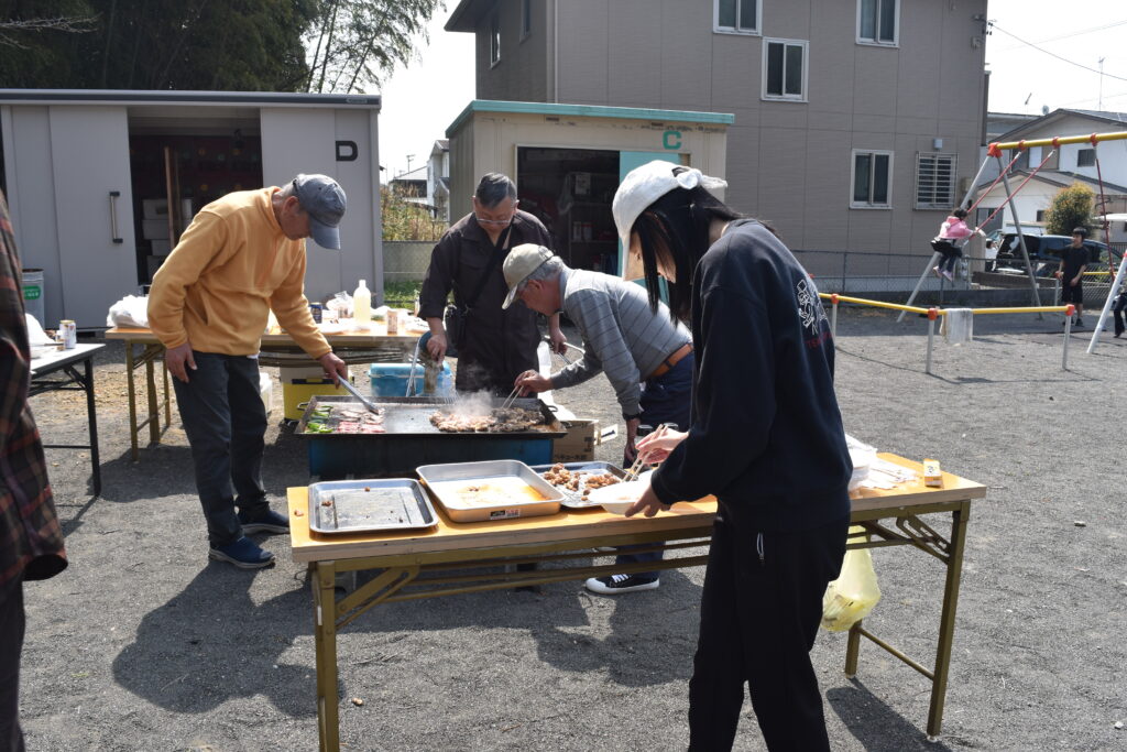 食べ物を焼く人々