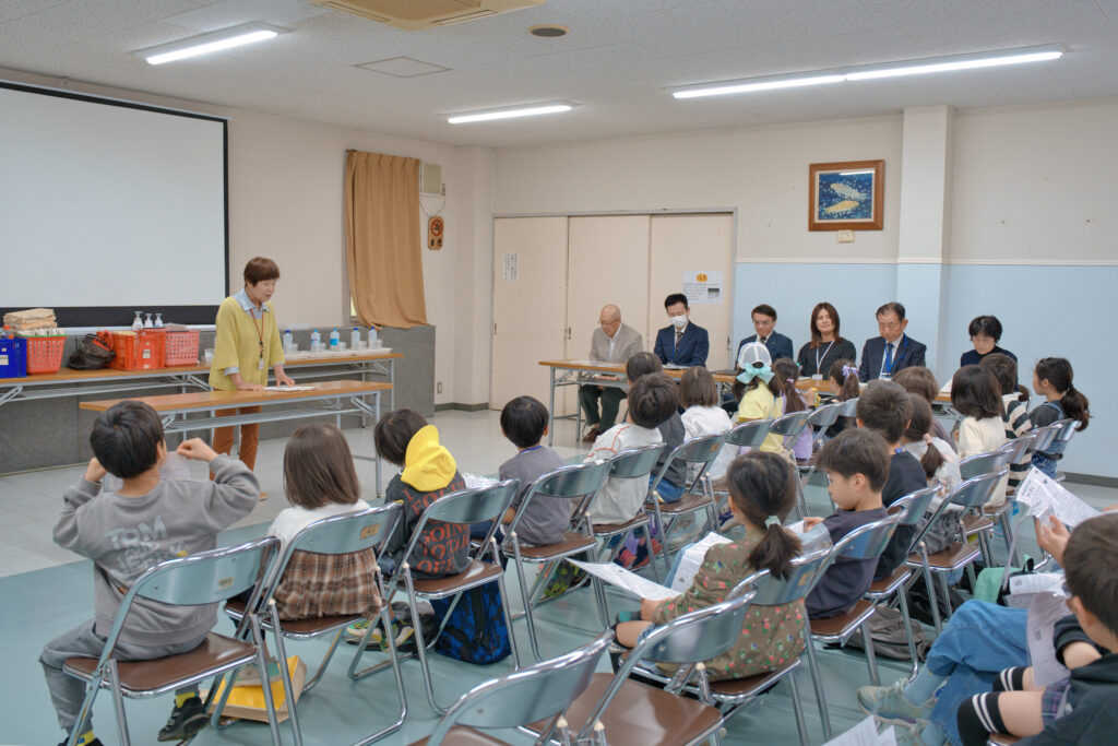 挨拶をする大畑代表と、それを聞く子供たちと来賓の方々