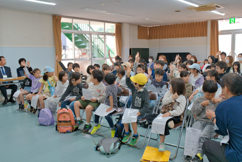 質問に対して手を挙げて答える子どもたち