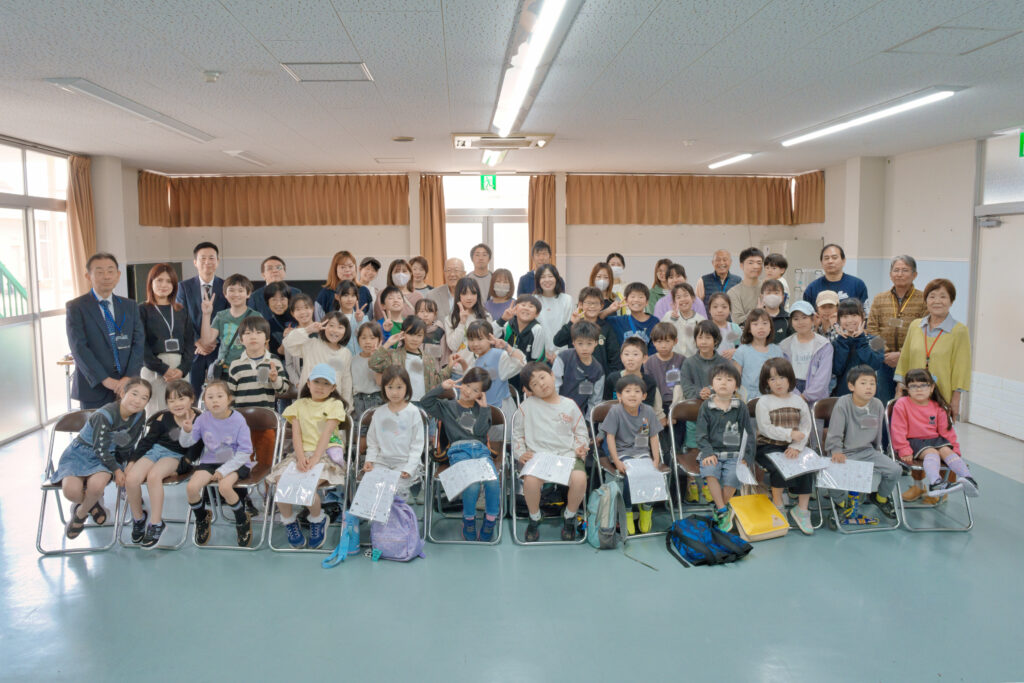 子どもたちと保護者、支援員やサポータ、来賓の方々での記念撮影