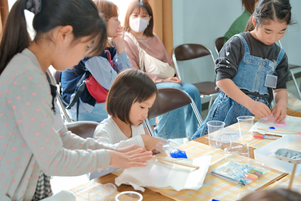 スライムに色を付けている子どもたち