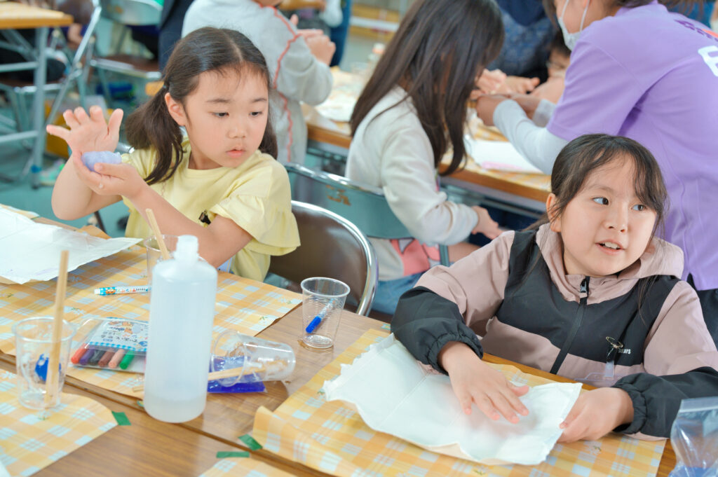 スライムに色を付けている子どもたち