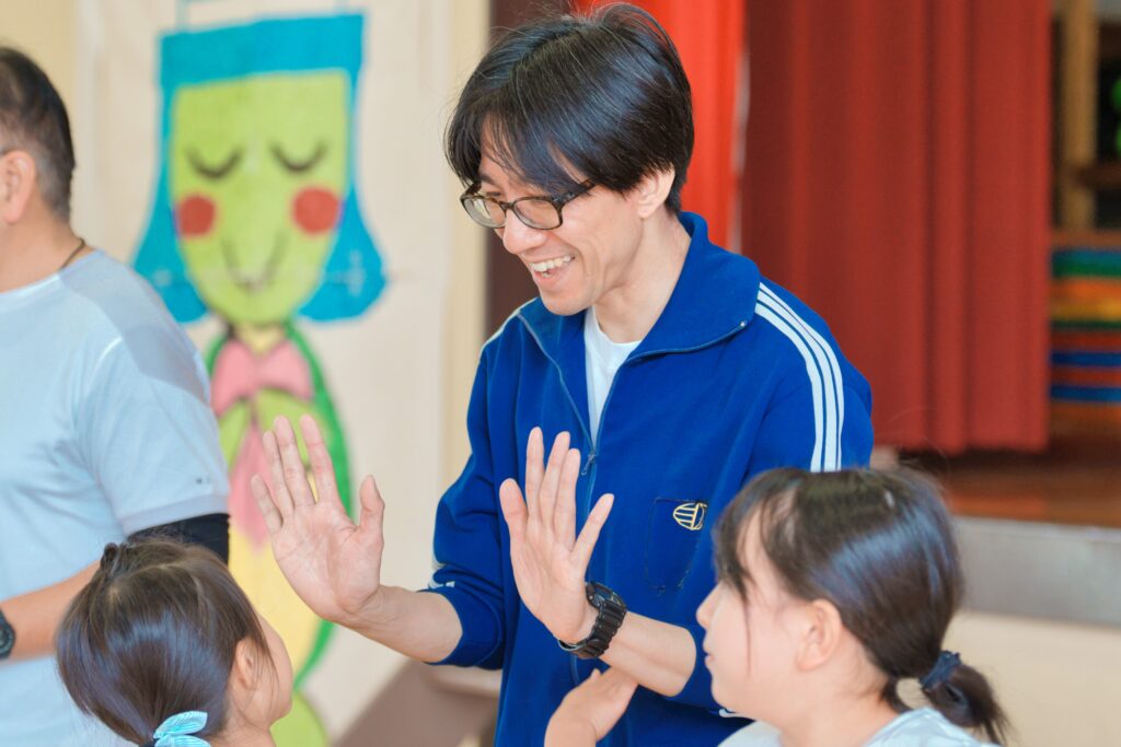 子どもたちとハイタッチするいっぺいちゃん