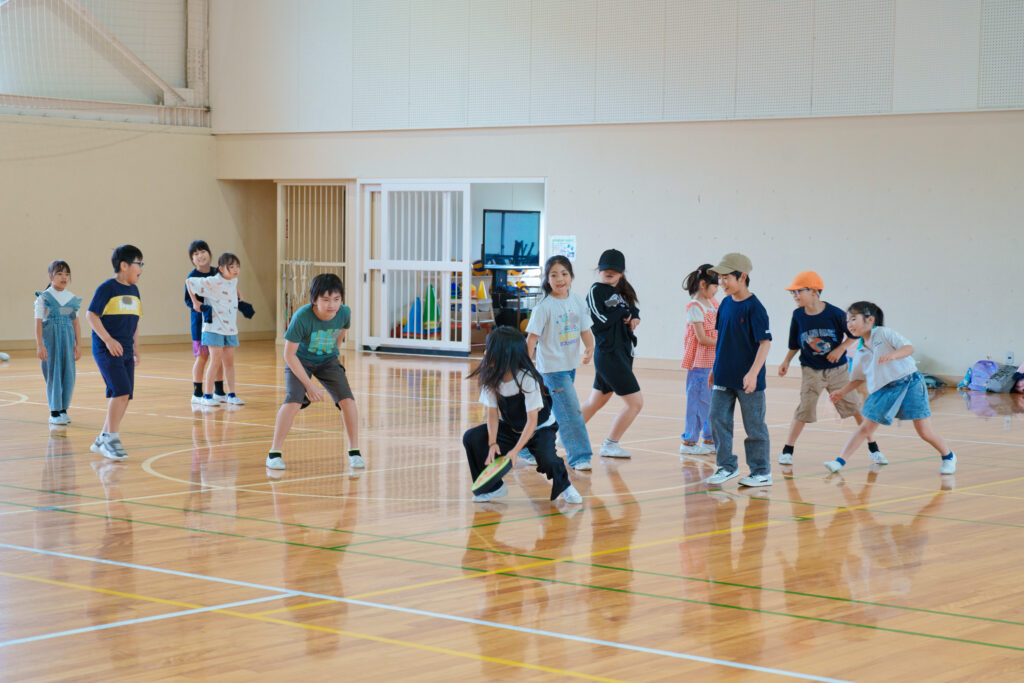 ドッチビーを行う子どもたちの様子