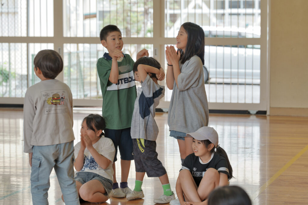 様々なポーズをする子どもたち
