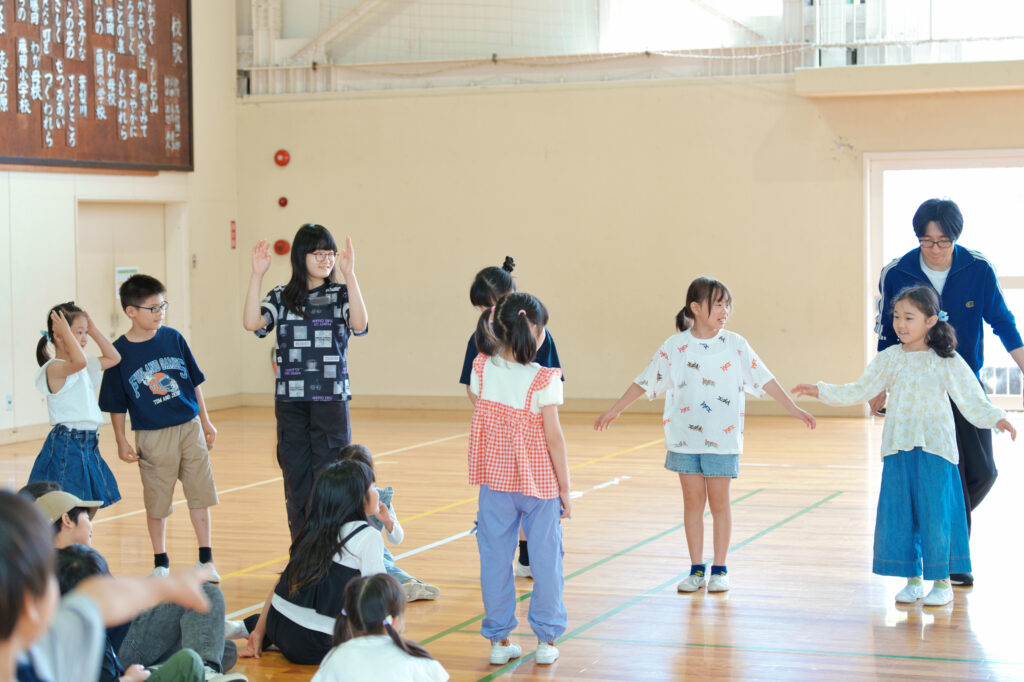 様々なポーズをする子どもたち
