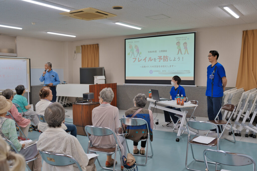 会員たちの前で、スクリーンとともに説明する甲賀病院の皆様