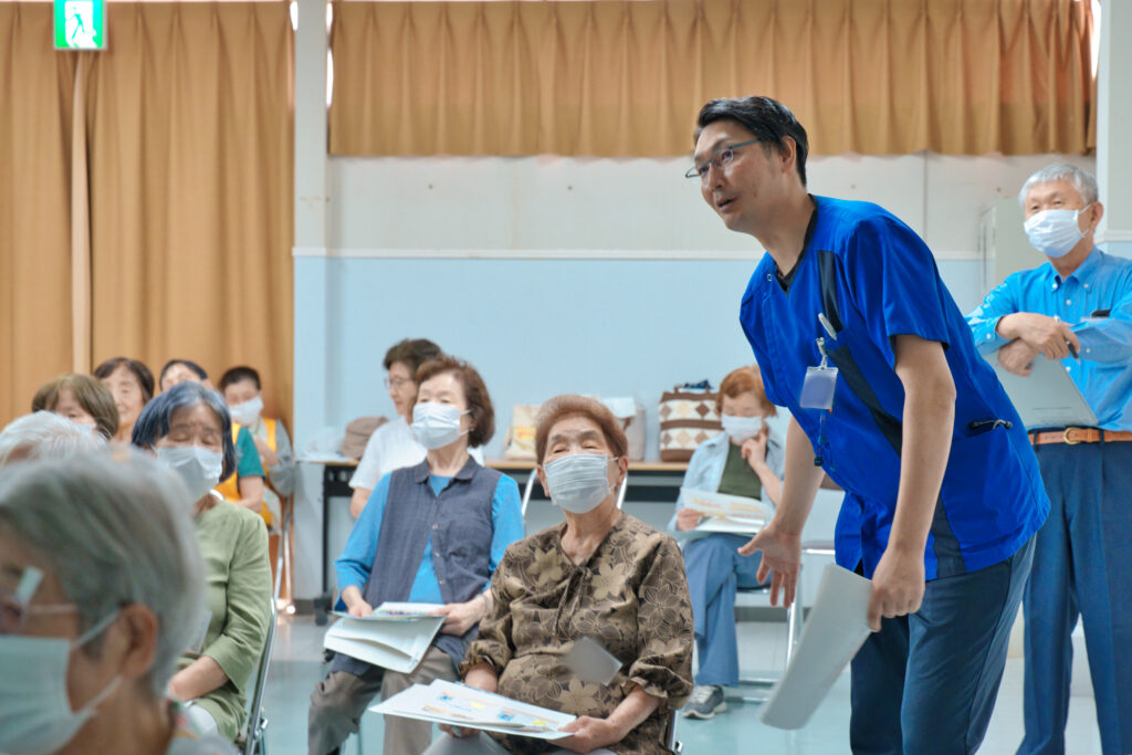 会員さんの隣に行き質問する甲賀病院の方