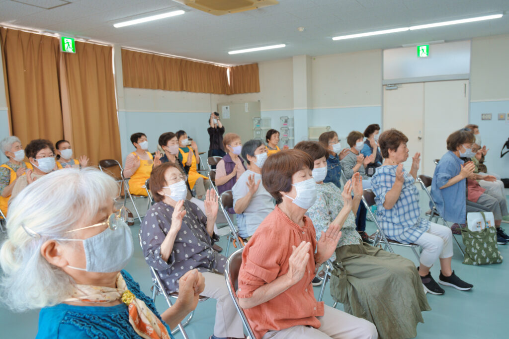 体の前で手を構え伸ばそうとしている会員たち