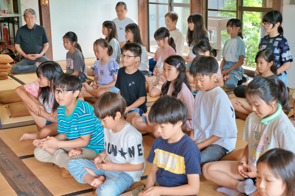 座禅を組み、印を結ぶ子どもたち