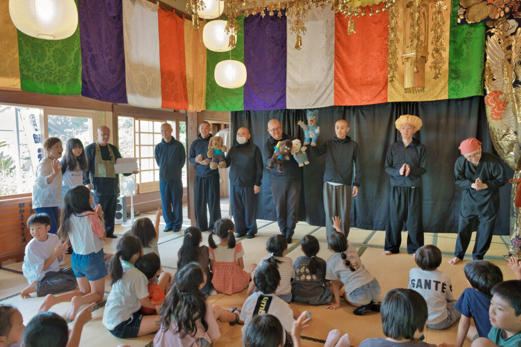 整列した劇団寺子屋のお坊さんたちに、お礼を言う子どもたち
