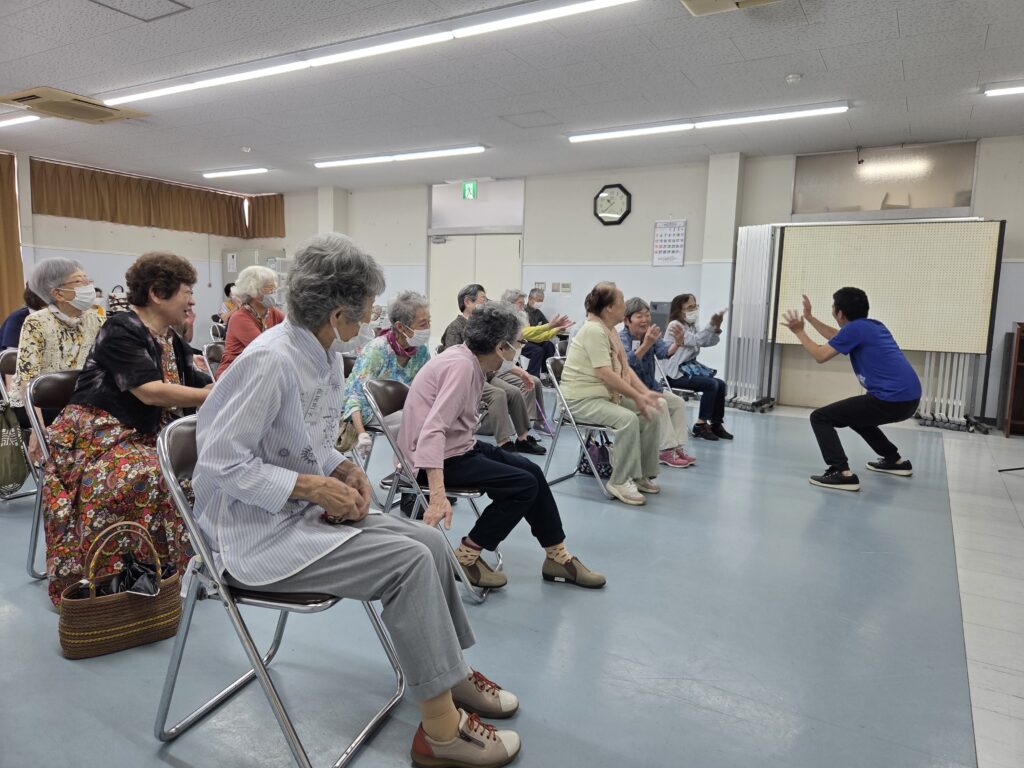 塚本先生とハイタッチする会員たち