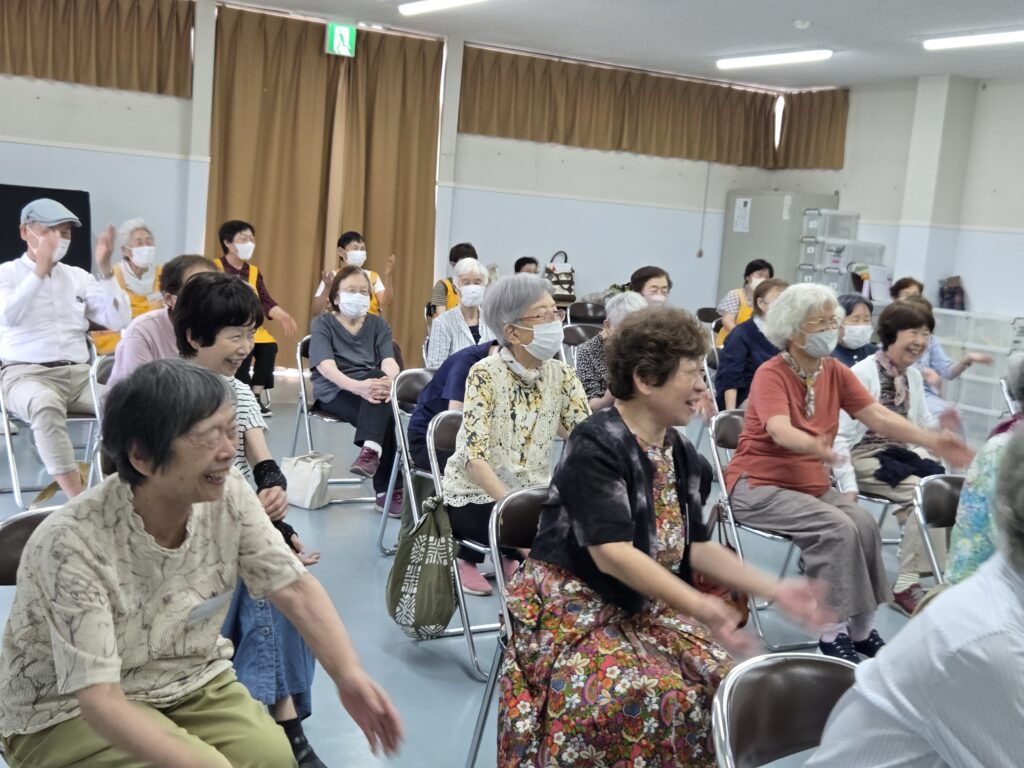 手を伸ばしている会員たち