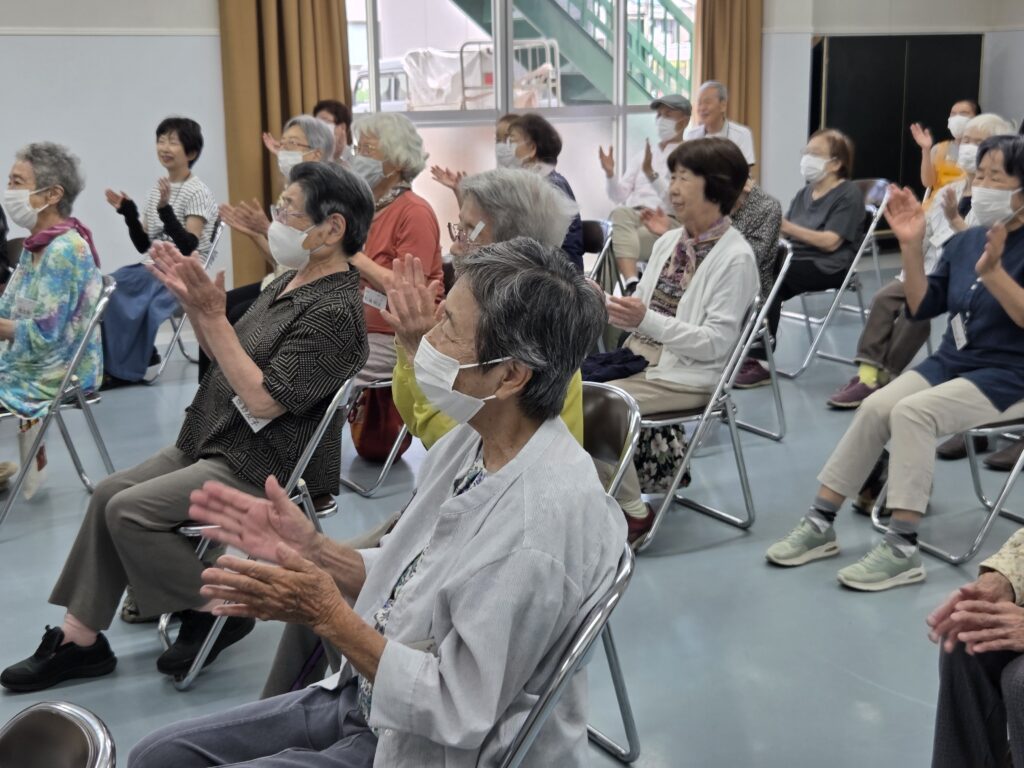 手を叩く会員たち