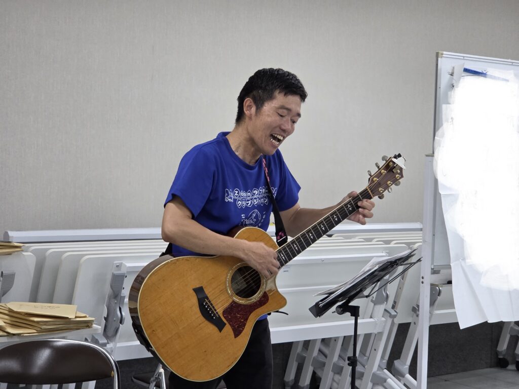 弾き語りをする塚本先生