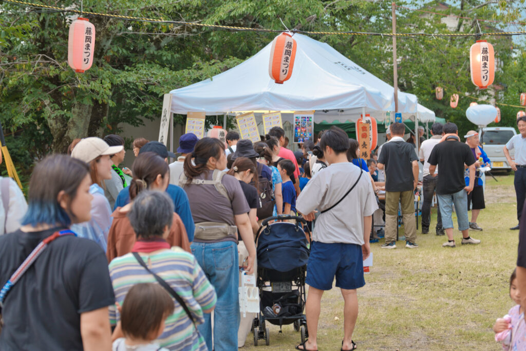 食券売り場へ並んでいる皆さんの後ろ姿