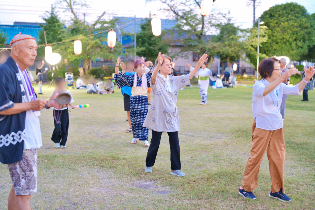 盆踊りをする皆さん