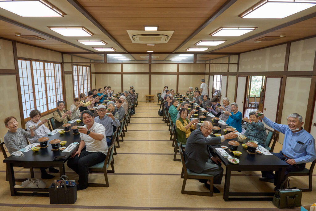 乾杯のポーズで集合写真を撮る皆様
