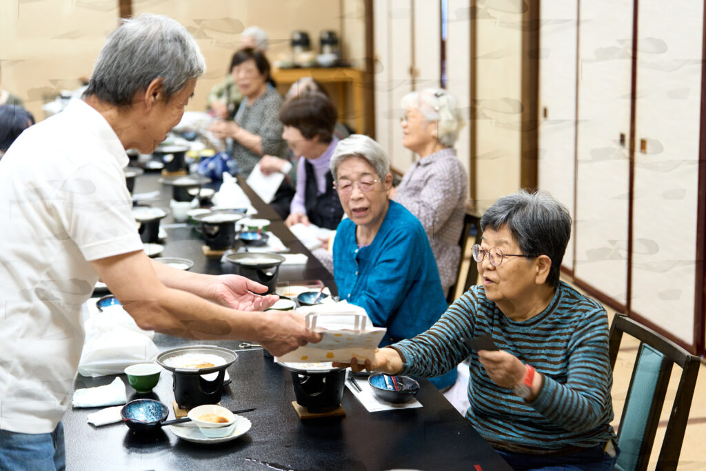 お楽しみ袋を受け取る会員さん