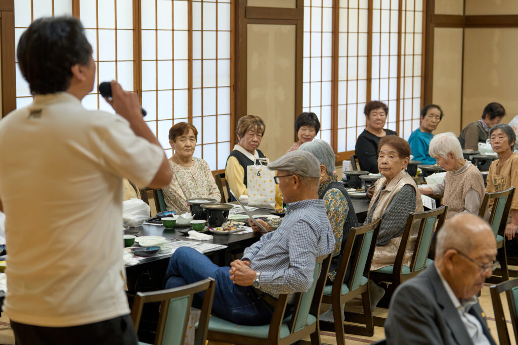 詐欺についてのお話を真剣に聞く会員の皆様
